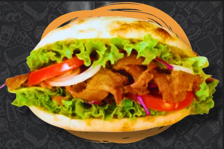 Doner cu carne, salată, roșii și ceapă, în pâine caldă
