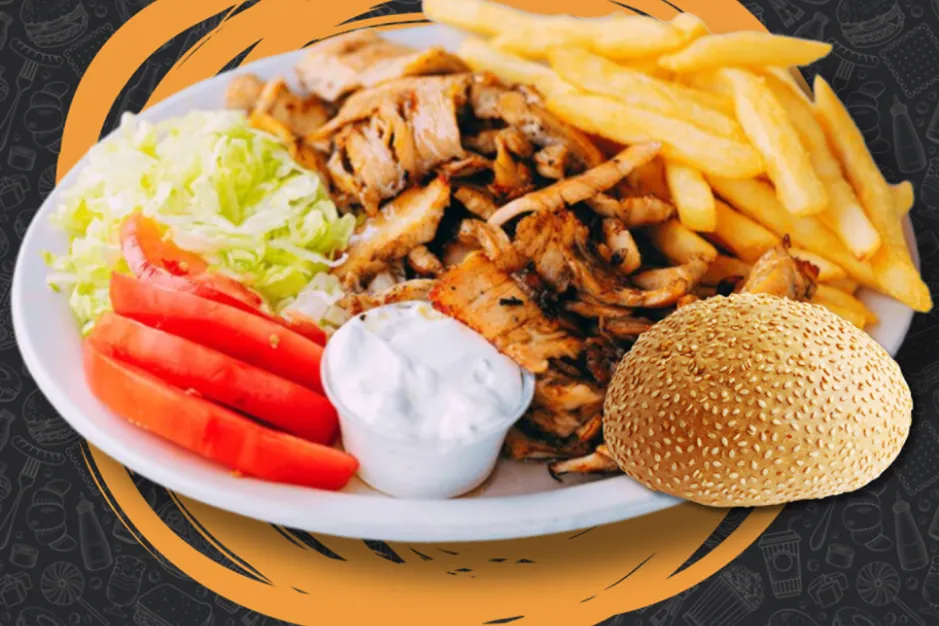 Farfurie cu carne de pui feliată, cartofi prăjiți, salată, roșii și sos alb
