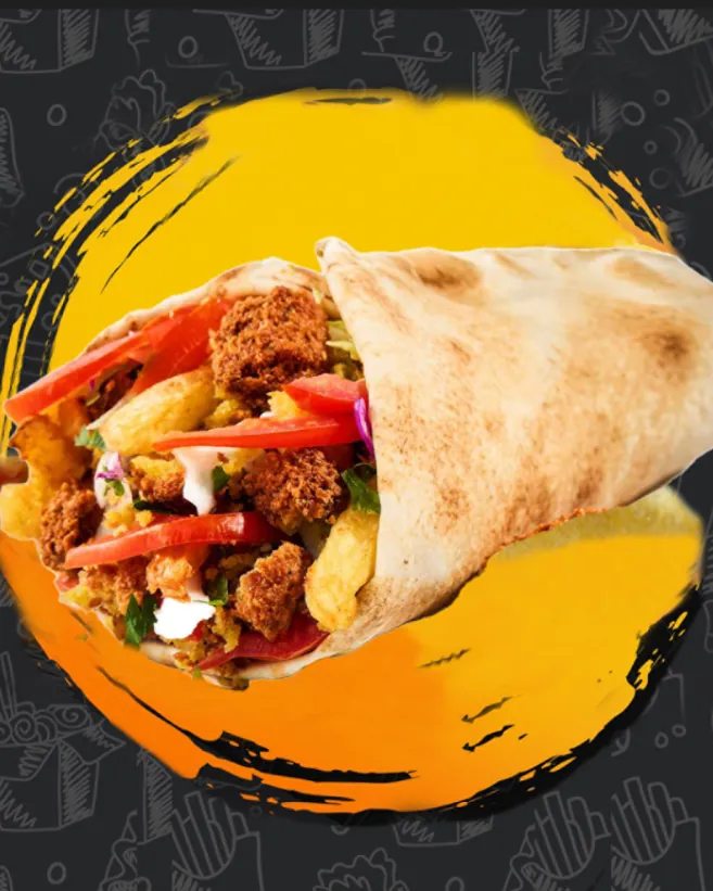 Shaorma vegană cu falafel, roșii și sos, în lipie prăjită la grătar